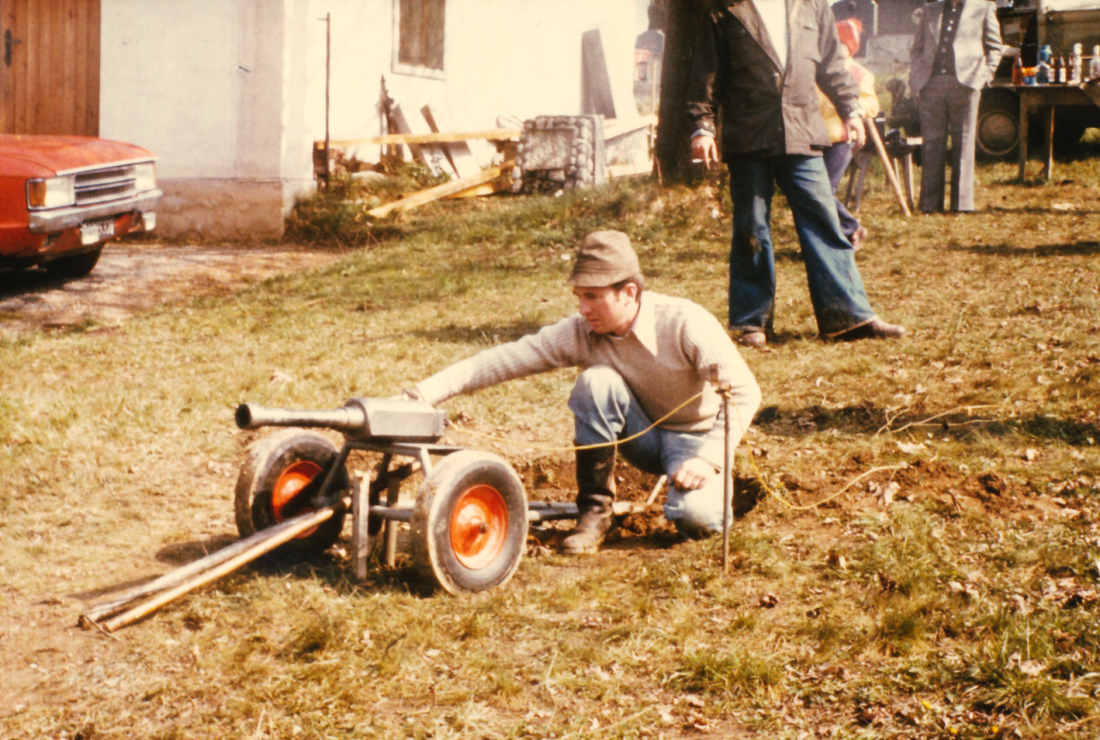 Böllerschießen im Bereich des kath. Friedhofs: Rudi Kemeny zündet eine Böller-Kanone