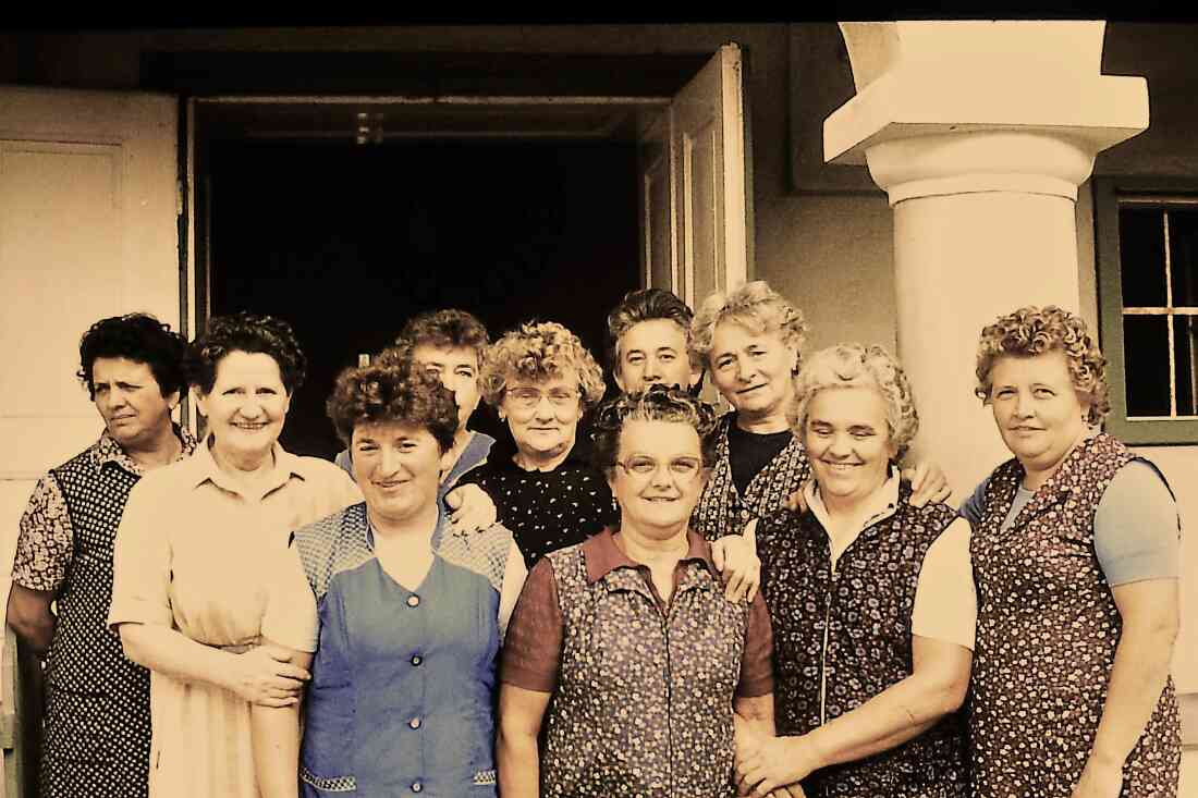 Reformierte Pfarrgemeinde: Reinigung und Pflege des Kirchenareals durch Frauen der Gemeinde