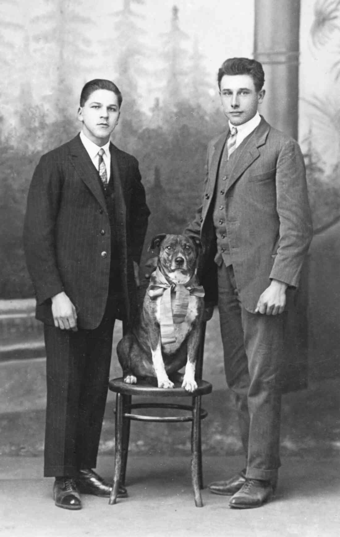 Michael Gangoly mit seinem Hund Teddy und einem Freund (Portrait)