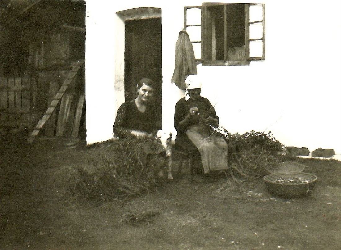 Rosa Kiss (geb. Bujtor) und Amanda Kiss bei der Arbeit