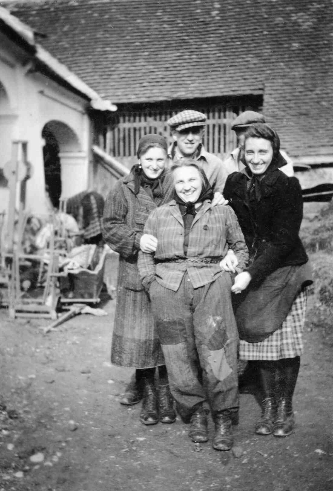 Gruppenbild im Hof des Hauses Sterngasse 3