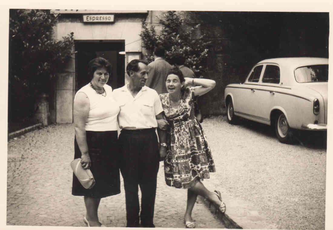 Gisela Adorjan - gut gelaunt vor dem Cafe "Expresso"; - Original "Gisela Adjoran having fun in front of the expresso cafe"