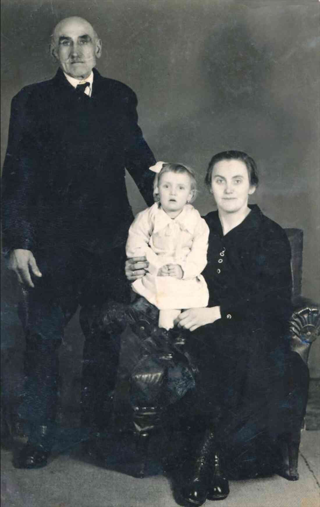 Familie Sandor Pall (*1901/+1955), Lidia Pall (geb. Imre, *1904/+2001) und Irene Pall (*1941) - OW 323 / Fasangasse 4 (Portrait)