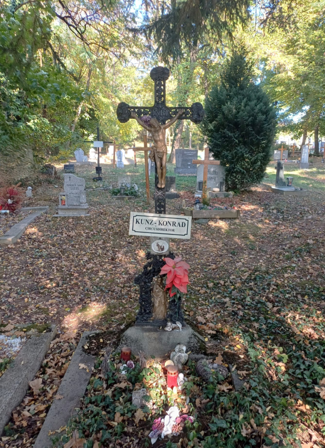 Das Grab von Zirkus Direktor Josef Kunz-Konrad (*1894/+1958) - Circus Conrady/Circus Konrad am Gemeindefriedhof