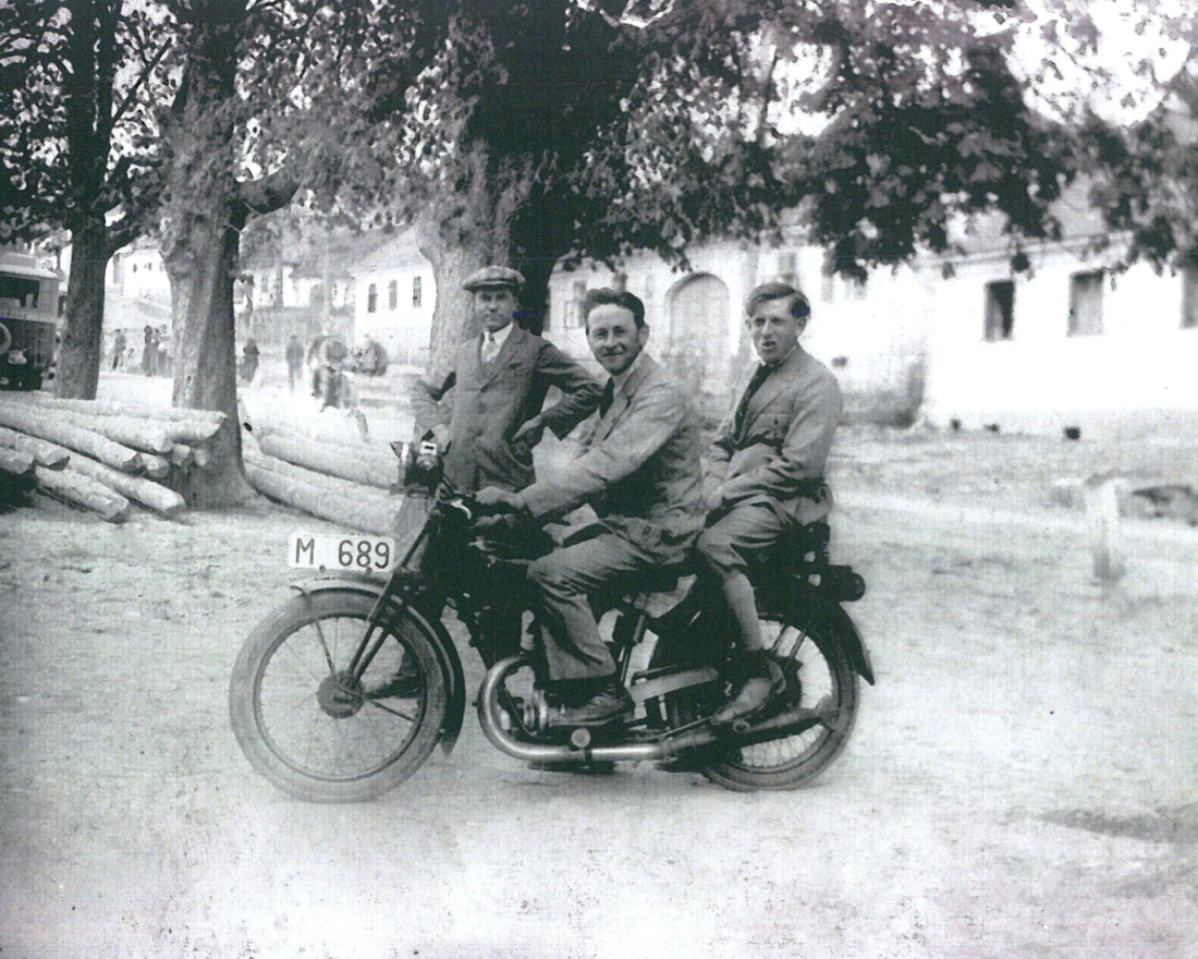 Josef Polster (*1907/+1998) mit Freunden auf seinem Puchmotorrad 250 T am Dorfanger in St. Martin