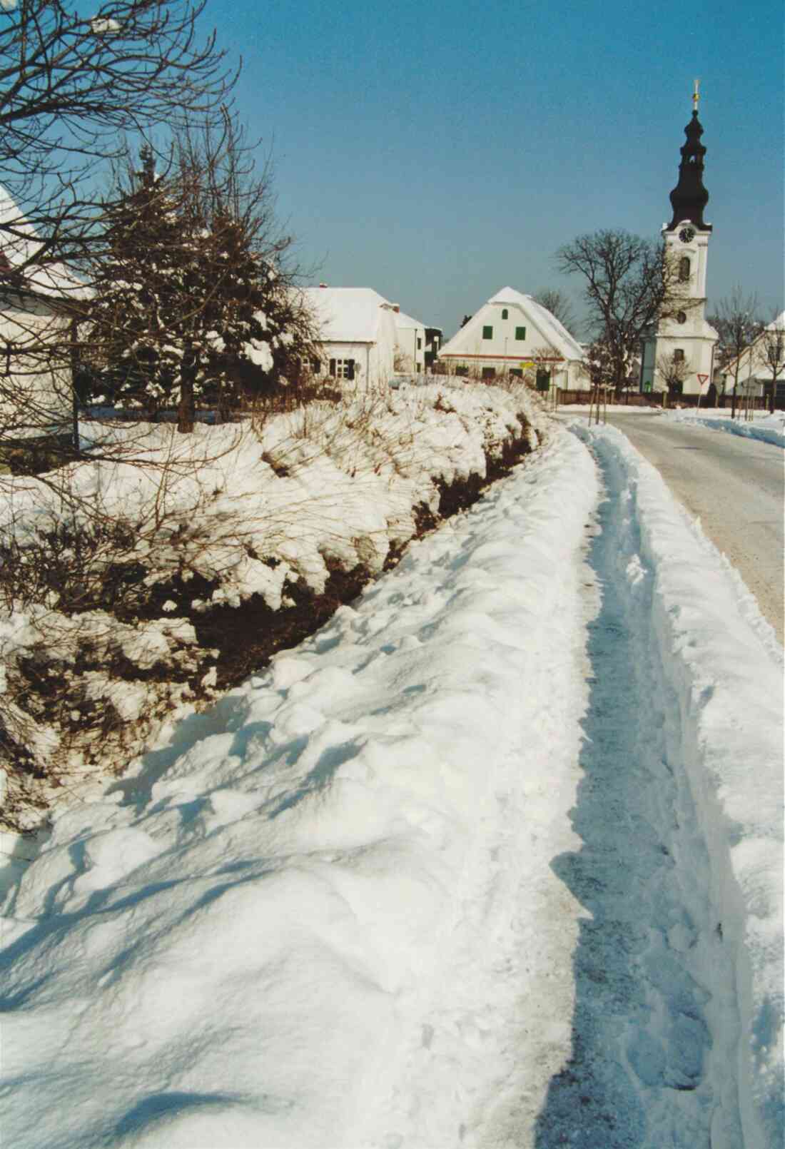 Winteransicht: Augartenstraße mit Blick auf die reformierte Kirche