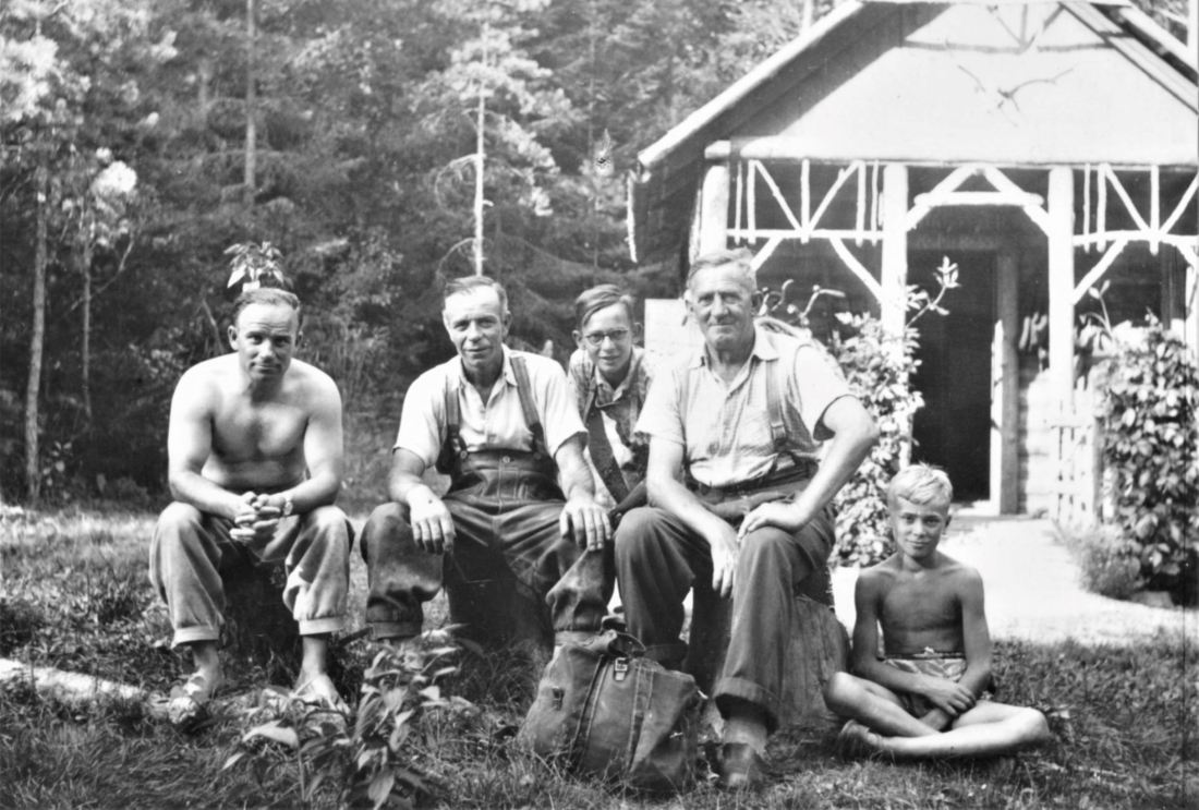 "Jägertratsch" - Beisammensitzen vor der Jagdhütte Graf / Lukitsch