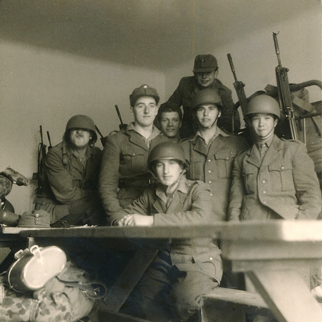 Alfred Wagner (*1939; 2.v.r.) als Soldat während der Ableistung seines Grundwehrdienstes in der Kaserne Pinkafeld