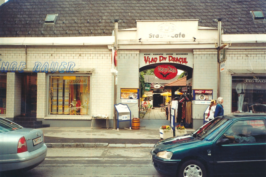 Blick auf das Gebäude OW 154 / Wienerstraße 3 - Vorhänge Bauer/Stadt-Cafe Gamauf/Vinothek Vlad Dy Dracul/Moden Bauer