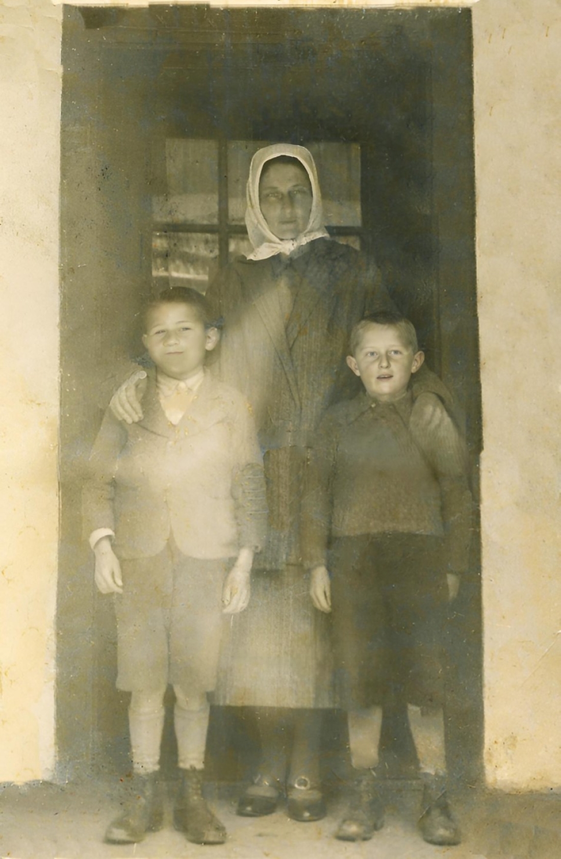 Johann und Franz Guger mit ihrer Mutter Anna Guger (*1907/+1996) - St. Martin 10 / Oberwarter Straße 34+32