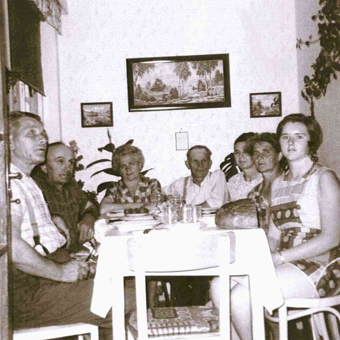 Gesellige Runde im Haus Miklos - Raimundgasse 41