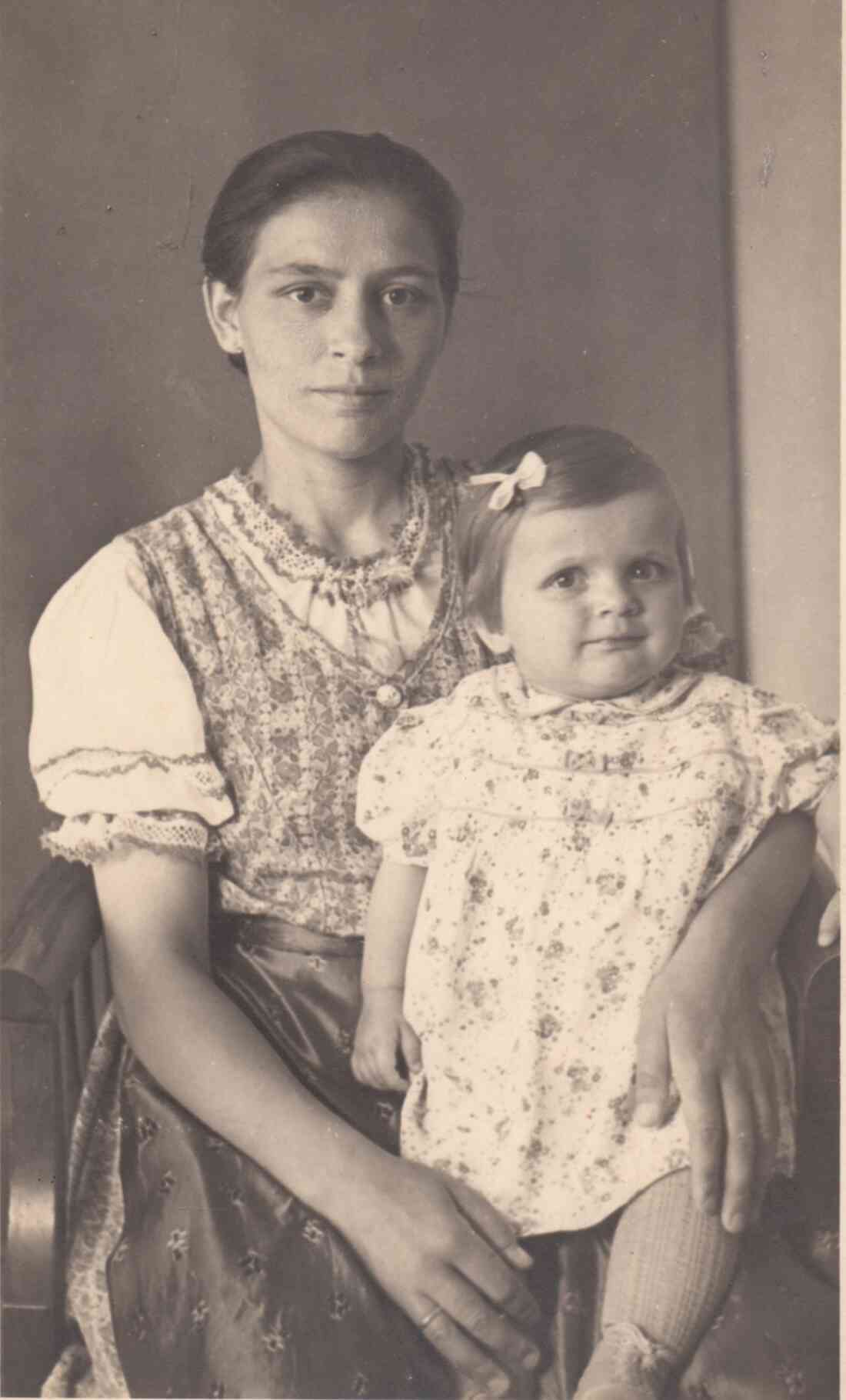 Maria Szabo (geb. Seper) mit Tochter Maria jun. - Linke Bachgasse 3
