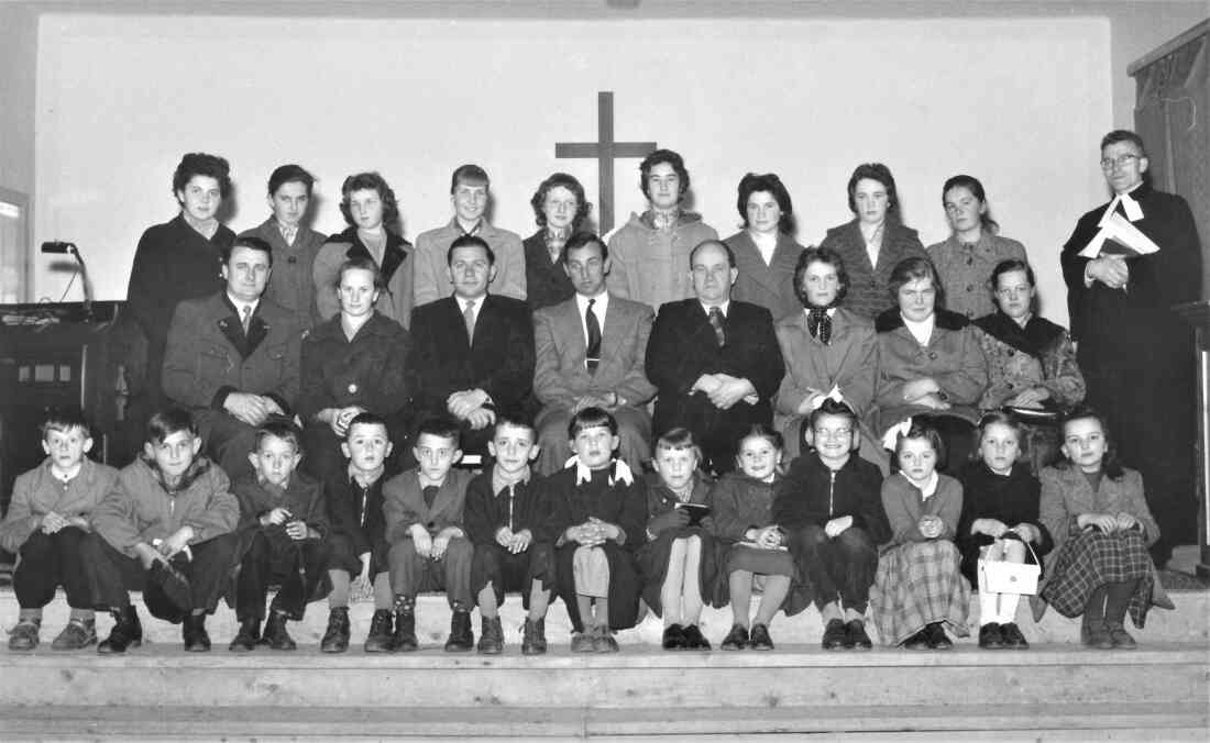 Evang. Pfarrgemeinde AB: Gruppenfoto anlässlich einer Evang. Woche (mit den SchülernInnen der 1.VS-Klasse, Gemeindevertretern und Mitwirkenden)