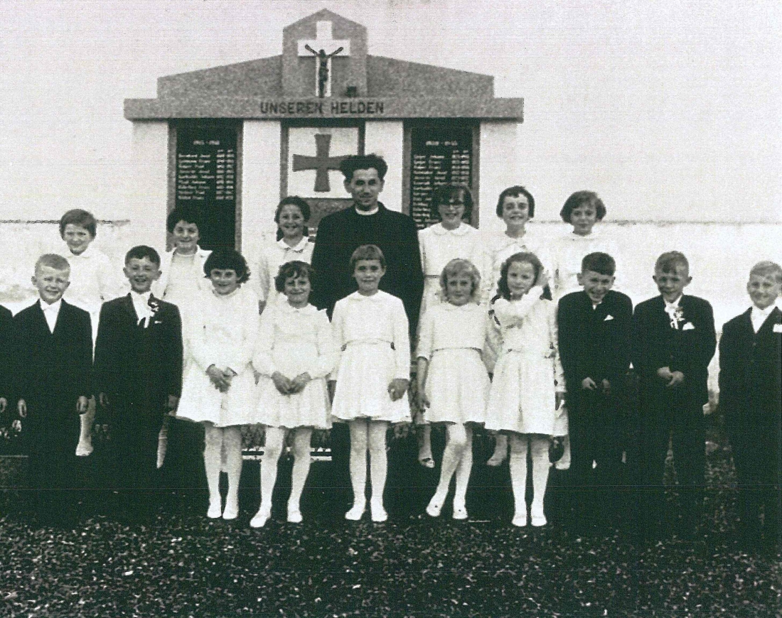 St. Martin - Erstkommunion 1962: Gruppenbild - Farkas/Halper/Javorits/Zothe/Marth/Wukits/Bernhard/Glatzhofer/Hussbauer/Ratz/Buranits/Halper/Konrath