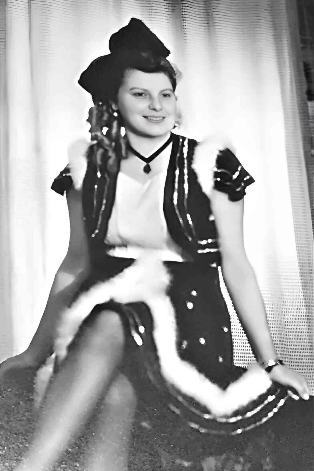 St. Martin: Gisella Garber (verh. Halper) im Faschingskostüm - Portrait