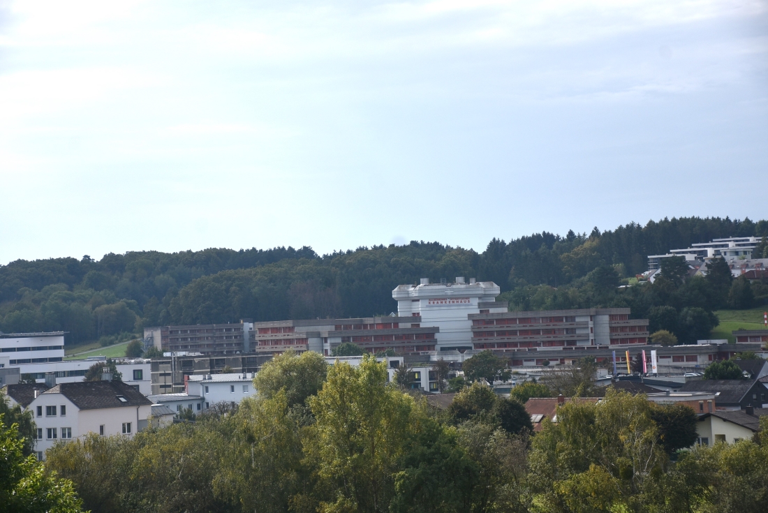 Blick aus der Höhe auf das Krankenhaus (Dornburggasse 80)
