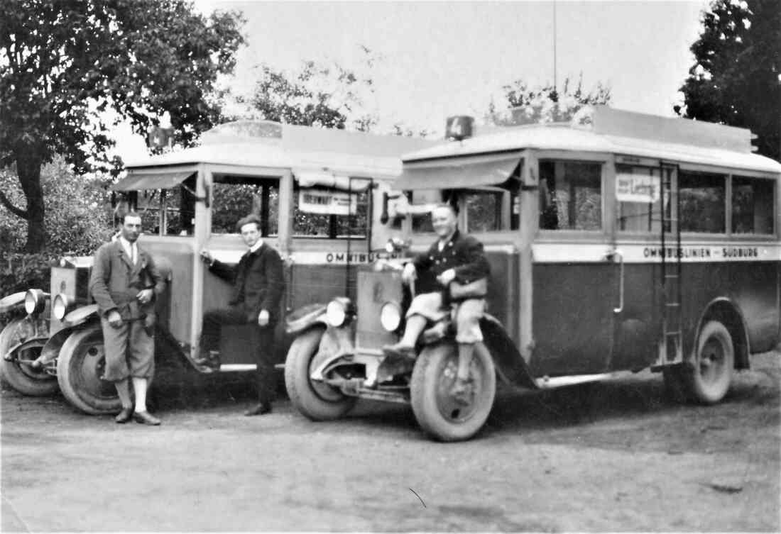 Südburgchauffeuer Johann Ruzsa mit zwei Wagen der Linie 4