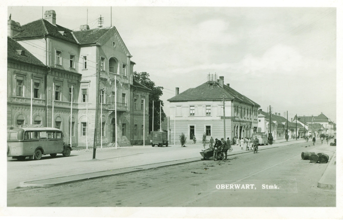 Ansichtskarte: Oberwart, Steiermark (mit Blick über den Hauptplatz gegen NW auf das Bezirksgericht und die Häuserzeile der geraden Hausnummern)