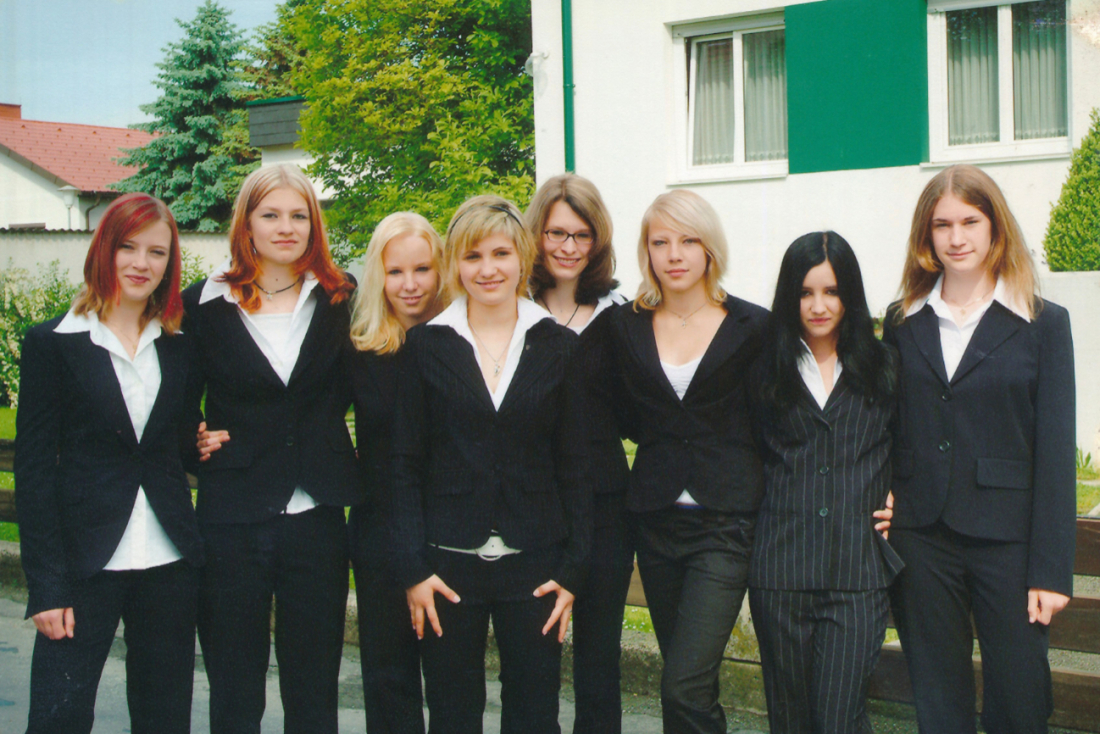 Reformierte Pfarrgemeinde: Konfirmation 2006 - die Konfirmandinnen Lukschander, Beham, Kuch, Sommer, Benkö, Siderits, Hegedüs und Altenburger