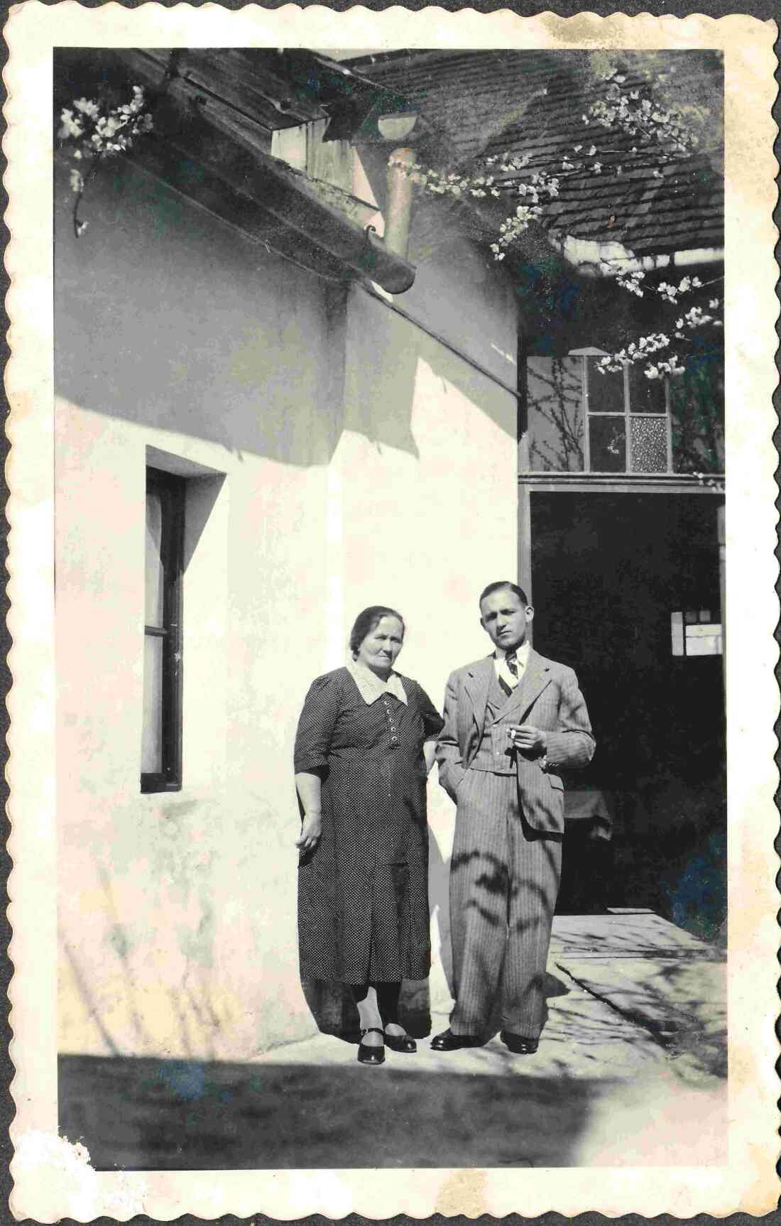Maria Benkö (geb. Hadadi, *1887/+1968) mit Sohn Alexander (*1919/+ gef. 1944) - Warthenau: OW 652 / Wächterhaus 14 (heute Parkplatz gegenüber Augasse 4)