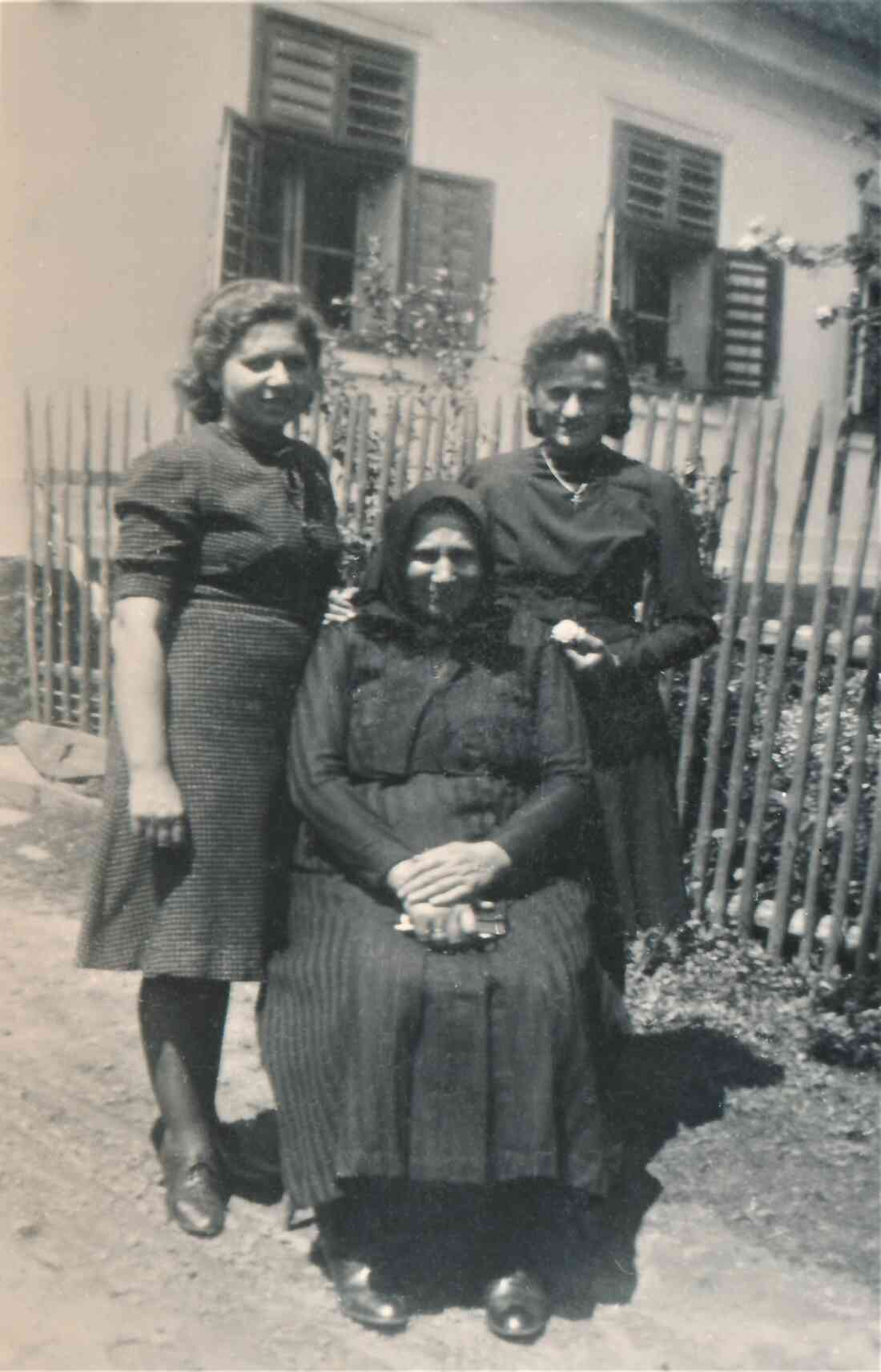 St. Martin: v.l. Maria Kern (ver. Schuch, *1921), Theresia Garber (geb. Mirtl, *1893/+1986), Gisela Garber (verh. Bernhard, *1927)
