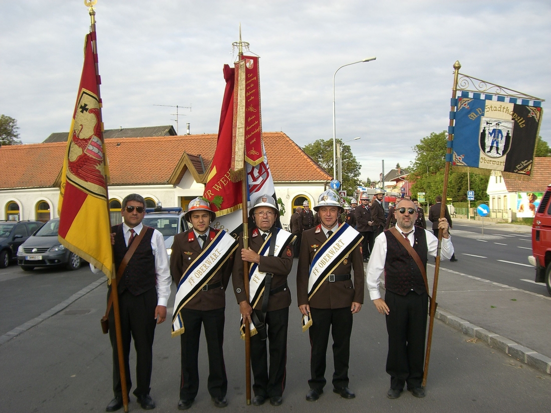 1. Mai: die Fahnenträger von Feuerwehr und Stadtkapelle vor dem Abmarsch im Obertrum (Obojkovits/Imre/Gabriel/Mohat/Wogatai)