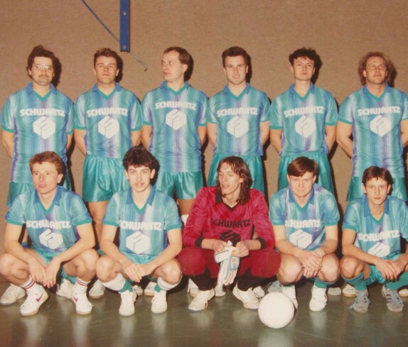 Röm. kath. Pfarre: Mannschaft der kath. Jugend beim Diözesan-Fußballturnier (Böcskör/Mörth/Nemeth/Seper/Frühmann/Herrklotz/Steinprinz/Gyöngyös/Jandrasits/Stefely/Himmelmayer)