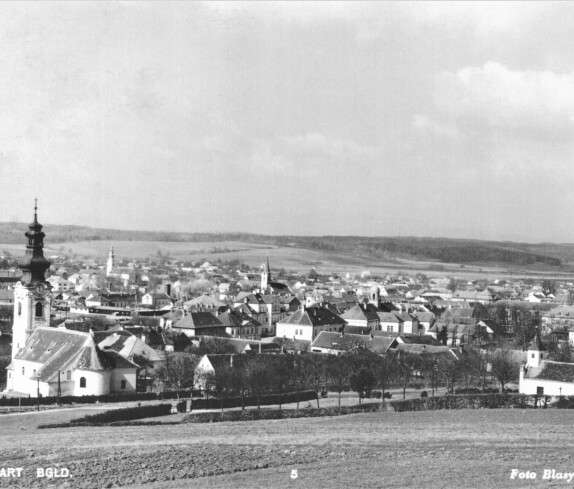 Ansichtskarte: Blick auf die kath. Friedhofskapelle (Totenhalle) und die drei Kirchen
