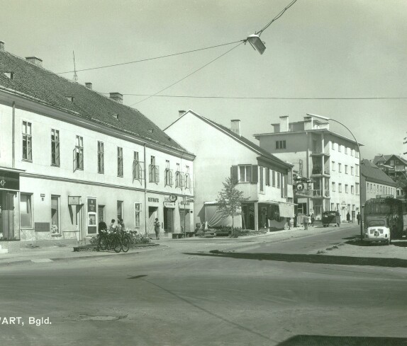 Ansichtskarte: Bahnhofstraße (im Hintergund das erste OSG-Hochhaus, Bahnhofstraße 7)