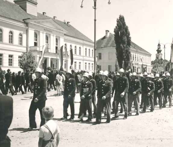 Festzug vor dem Rathaus anlässlich des 6. Bgld. Landesfeuerwehrtags in Oberwart (Simon/Stieber))