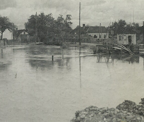 Hochwasser Sommer 1937 - Pinkabrücke Grazerstraße in Richtung Ortsmitte - Trafik Samuel Szabo