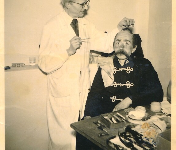 Theatergruppe des Reformierten Lesevereins: Schminkmeister Johann Sterniczky und Karl Holler