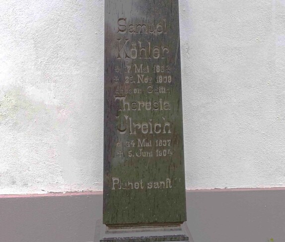 Grabstein von Samuel Köhler I. (*1834/+1909) und Gattin Theresia Köhler (geb. Ulreich,  *1837/+1904) // Geschichte der Köhler-Dynastie