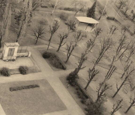 Kriegerdenkmal mit Teilen des  Stadtparks