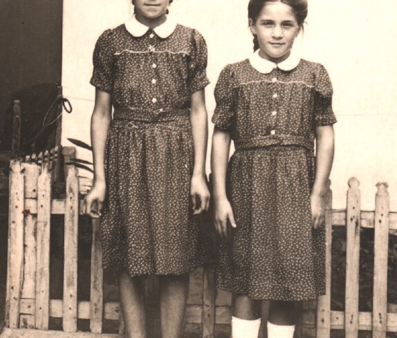 Gisela Adorjan mit ihrer Schwester Anna (Nusi) im Hof des Elternhauses (OW 302 / Grazerstraße 32) - Original: "Gisela Adorjan with her sister Anna (Nyushi) Adorjan in the courtyard of their home on Grazerstraße 32"