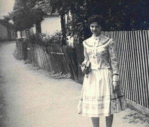 Vilma Toth (verh. Csoknyai, *1941) vor dem Haus Steinamangererstraße 73
