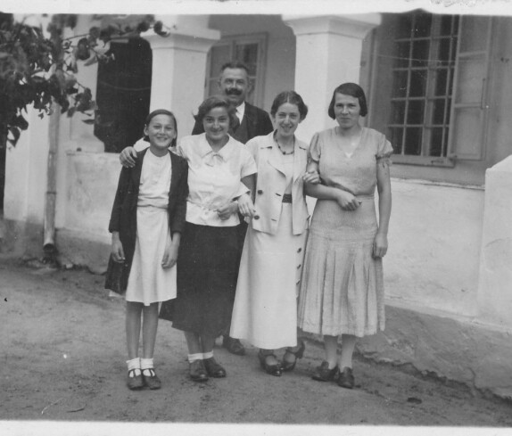 Geschwister Vörösmarty mit Vater Karl (Lehrer und Schulleiter) vor der reformierten Schule