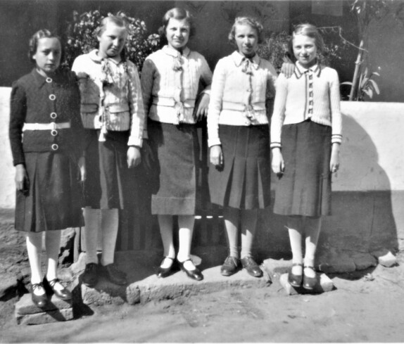 Gruppe junger Mädchen (Böcskör/Zambo/Krautsack/Medics)