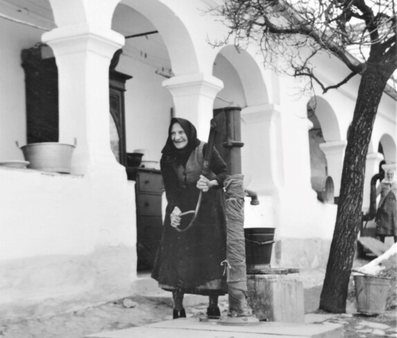 Fr. Karoline Zambo am Hausbrunnen (Linke Bachgasse 8)