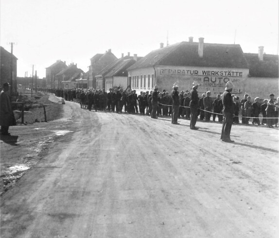 Sogenanntes "Rotes Kreuzes": Weihe (vor Wienerstraße 51)