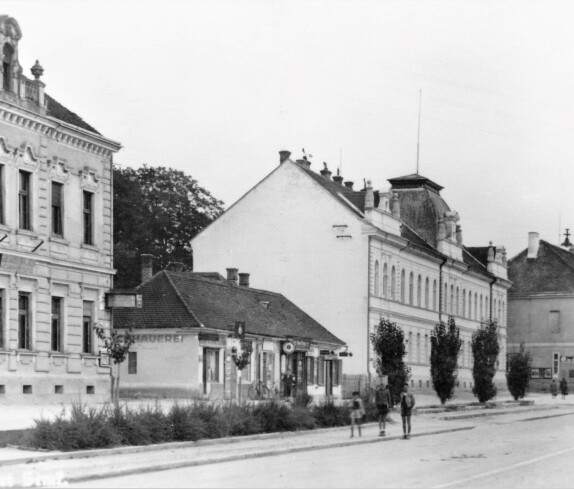 Hauptplatz mit Rathaus