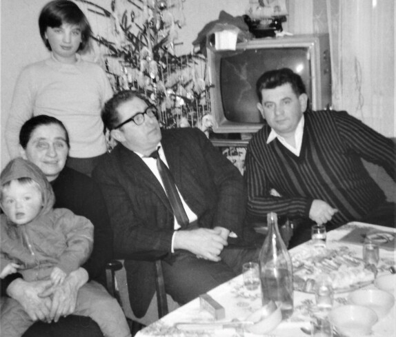 Weihnachten 1965: vor dem Christbaum im Hause Gangoly (Stiftergasse 9)