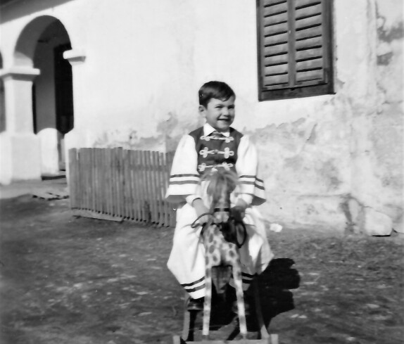 Alexander Imre mit seinem Schaukelpferd