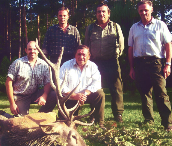 St. Martin: Jäger Martin Paul mit den Jagdkollegen und Freunden (Tomisser/Guger) anlässlich des Abschusses seines 1. Hirschen