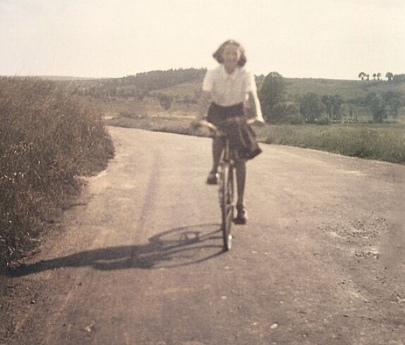 Elfi Graf (verh. Langer, *1936/+2015) mit ihrem Fahrrad von Pinkafeld kommend auf der Straße nordwestlich von Oberwart