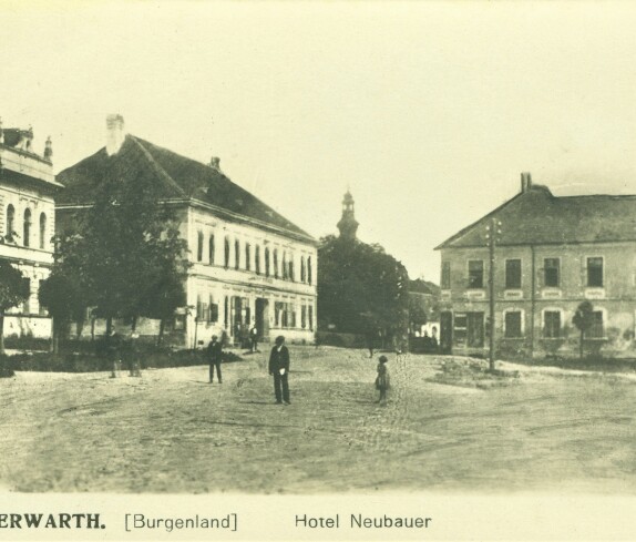 Ansichtskarte: Hauptplatz mit Hotel Neubauer