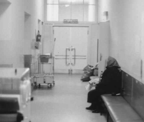Krankenhaus (Spitalgasse / heute Dr.-Emmerich-Gyenge-Platz): Wartebereich vor Sekretariat und Operationssaal
