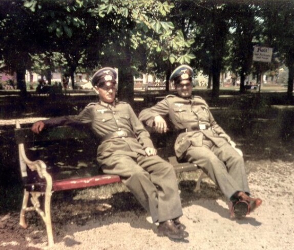 Johann Unger (links - *1907/+1977) mit einem Soldatenkamerad im Stadtpark