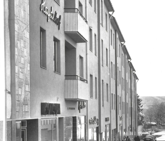 Konsum-Filiale im Haydnhof mit Blick in die Schulgasse - Böcskör