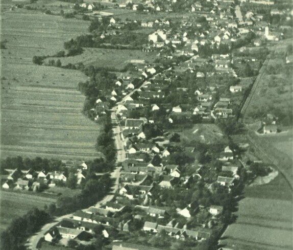 Ansichtskarte: Fliegeraufnahme - Blick entlang der Steinamangererstraße gegen NW (Luftbild)